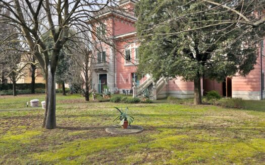 Elegant Villa with enclosed Park near Pisa