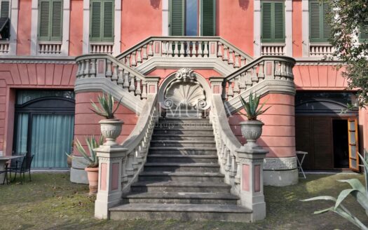 Elegant Villa with enclosed Park near Pisa