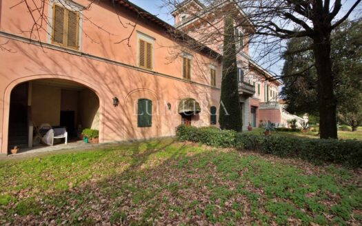 Elegant Villa with enclosed Park near Pisa