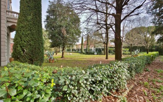 Elegant Villa with enclosed Park near Pisa