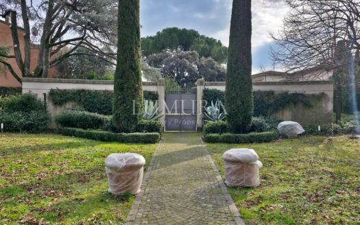 Elegant Villa with enclosed Park near Pisa