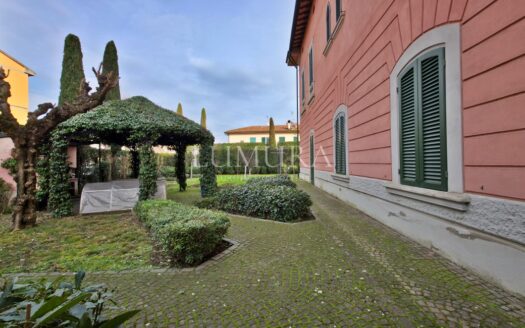 Elegant Villa with enclosed Park near Pisa