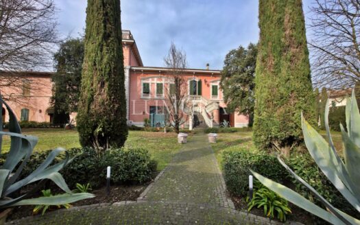 Elegant Villa with enclosed Park near Pisa