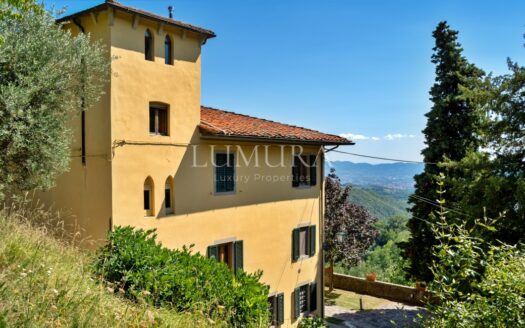 Fortified Estate with 13 Hectares in Pistoia, Tuscany