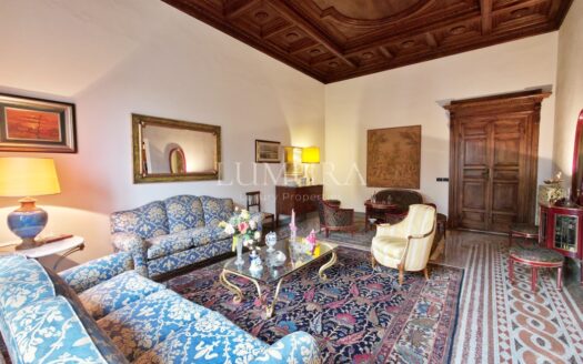 Elegant Villa with enclosed Park near Pisa