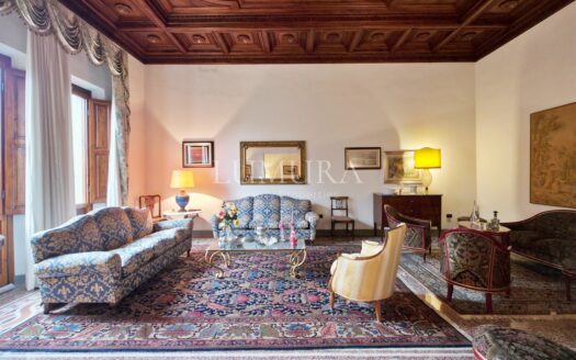 Elegant Villa with enclosed Park near Pisa