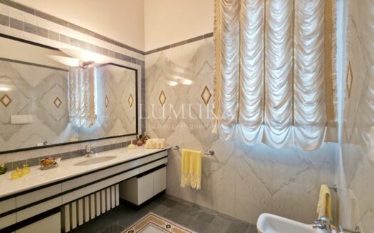 Elegant Villa with enclosed Park near Pisa