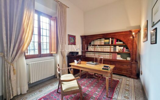 Elegant Villa with enclosed Park near Pisa