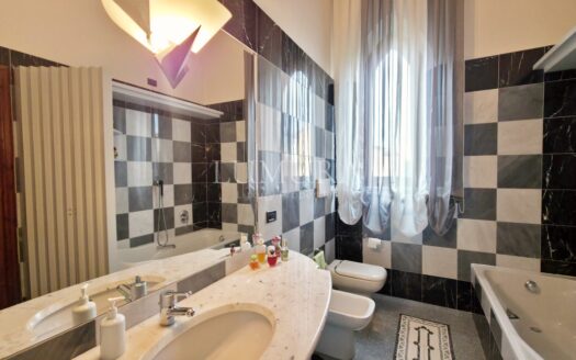 Elegant Villa with enclosed Park near Pisa