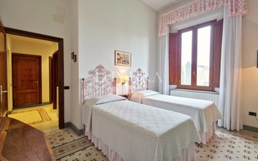 Elegant Villa with enclosed Park near Pisa