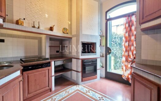 Elegant Villa with enclosed Park near Pisa