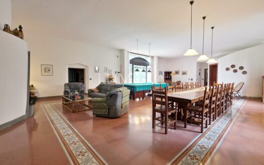 Elegant Villa with enclosed Park near Pisa