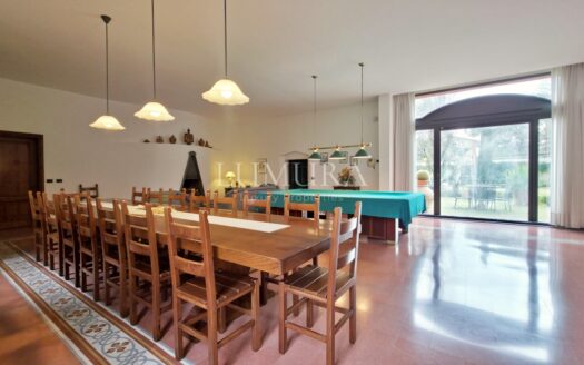 Elegant Villa with enclosed Park near Pisa