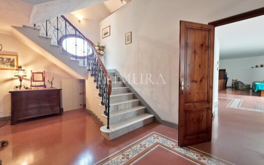 Elegant Villa with enclosed Park near Pisa