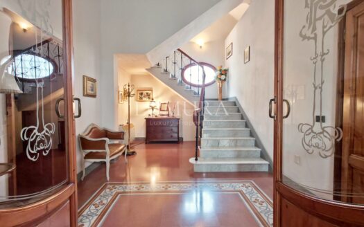 Elegant Villa with enclosed Park near Pisa
