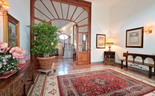 Elegant Villa with enclosed Park near Pisa