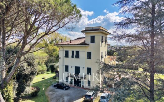 Large and Elegant Villa with Beautiful Park